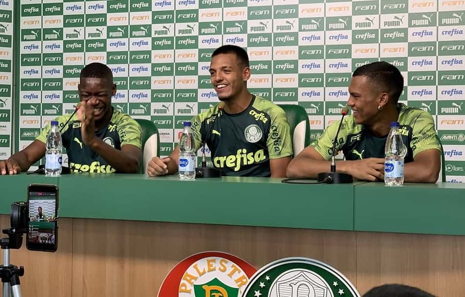 Trio ri de brincadeiras no Verdão e já se mostra à vontade no profissional