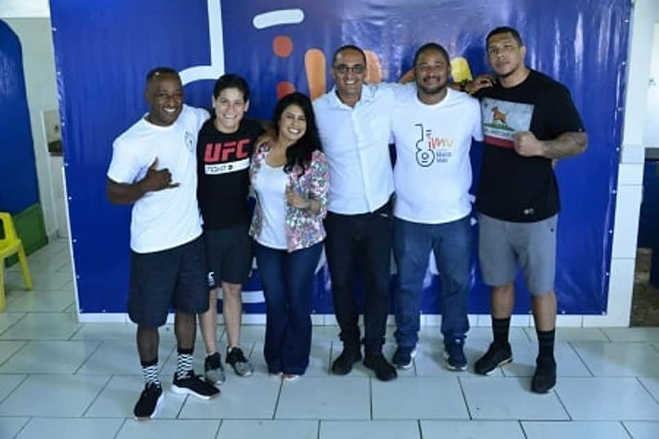 Lutadora do UFC se torna madrinha de instituto social em São Gonçalo