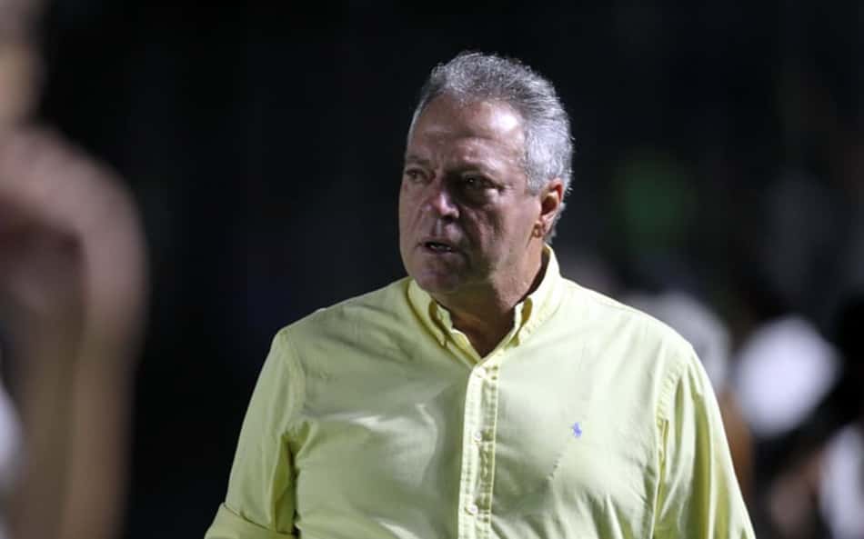 'Não tomo decisões de cabeça quente', diz Abel após derrota do Vasco sobre possível saída do clube