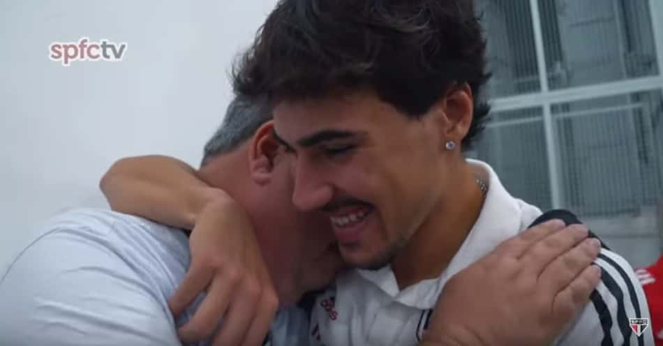 Vídeo do São Paulo mostra emoção do pai de Igor Gomes após vitória