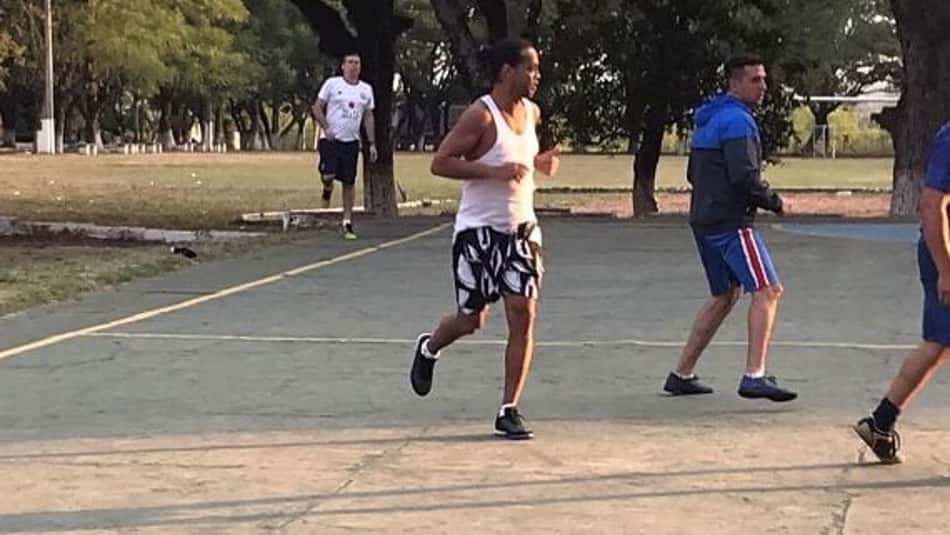 Ronaldinho Gaúcho joga 'pelada' na prisão, é marcado por ex-deputado e é o destaque do jogo