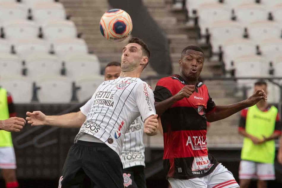 Corinthians tenta, mas esbarra na falta de criatividade para vencer