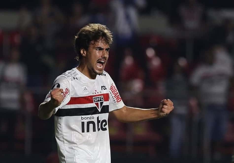 São Paulo celebra aniversário de Igor Gomes e sugere abraço à distância