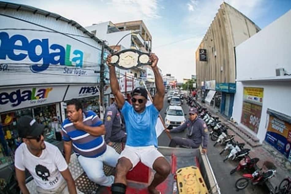 Campeão do Jungle Fight, 'Dennys a Máquina' dribla vergonha e sai em carro de bombeiro na Bahia
