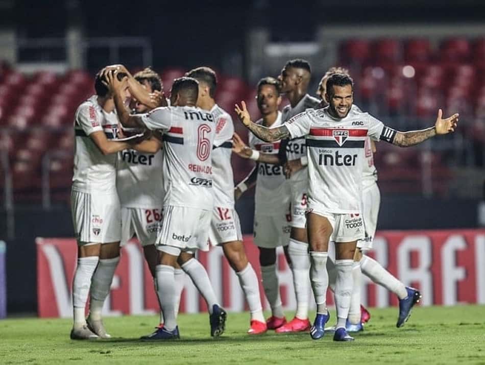Daniel Alves, o 'cara' do São Paulo: 100 passes e dono do meio-campo
