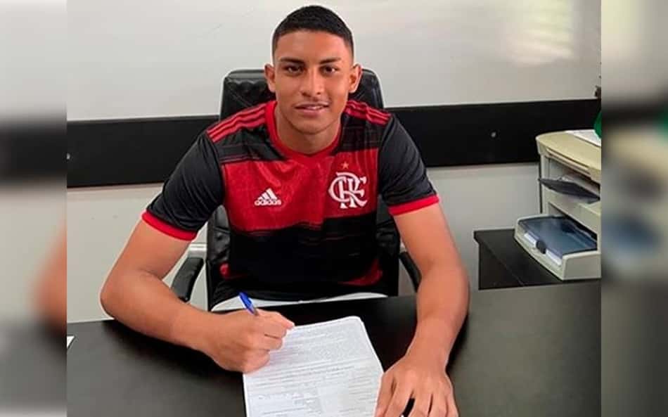 Francisco Dyogo, sobrevivente do incêndio, assina vínculo com o Flamengo: 'Sonho realizado'