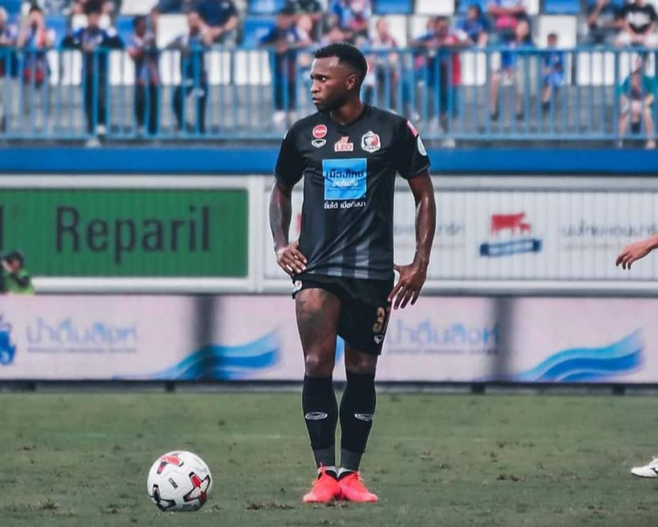 Segundo maior artilheiro da história da liga tailandesa, brasileiro zela por saúde na Ásia