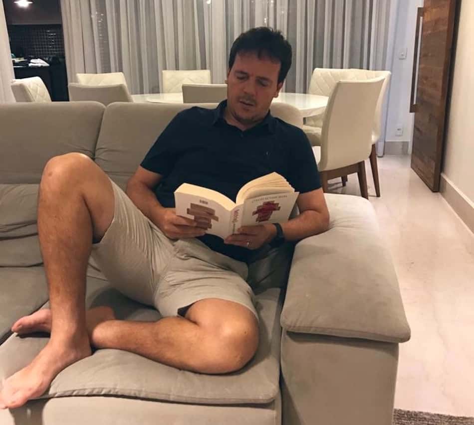 Fernando Diniz aproveita pausa do futebol para ler: saiba qual é o livro