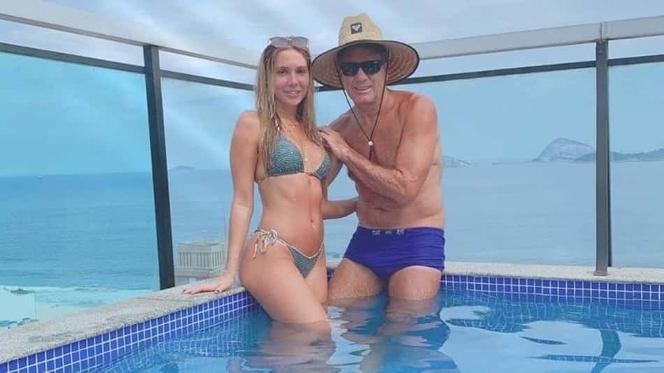 Ao lado do pai, Carol Portaluppi aproveita quarentena na piscina
