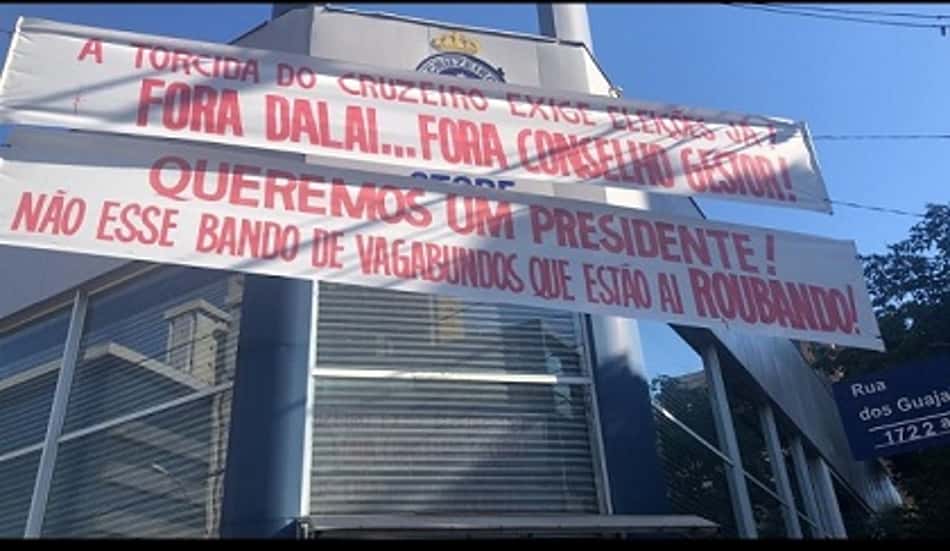 Faixas de oposição ao conselho gestor do Cruzeiro são afixadas