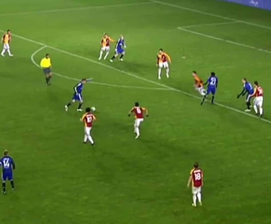 Paolo Guerrero é reverenciado pela UEFA por golaço; Confira