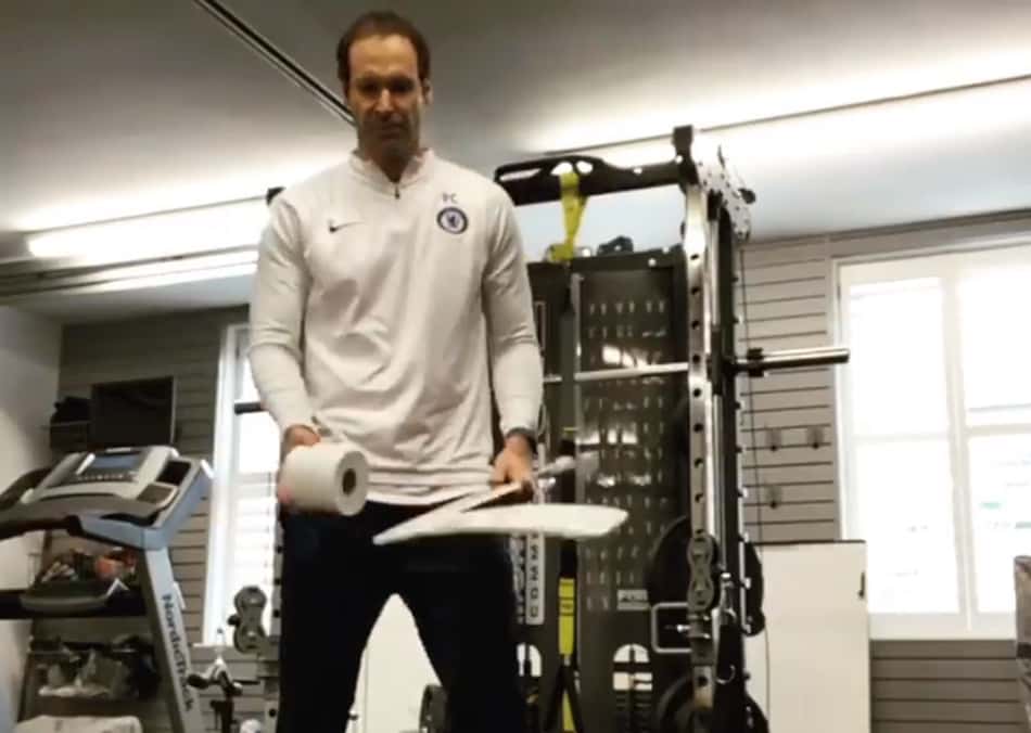 Agora no hóquei, Petr Cech inova em desafio do papel higiênico; Assista