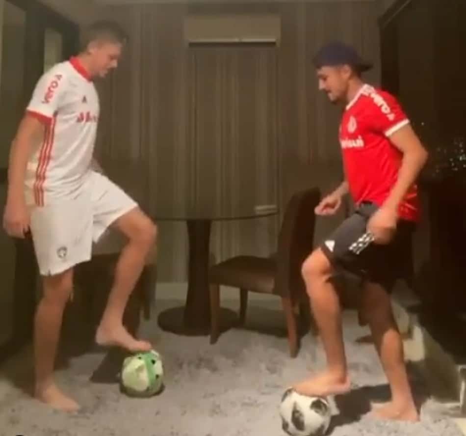 Jogadores do Inter participam de divertido desafio em meio a quarentena