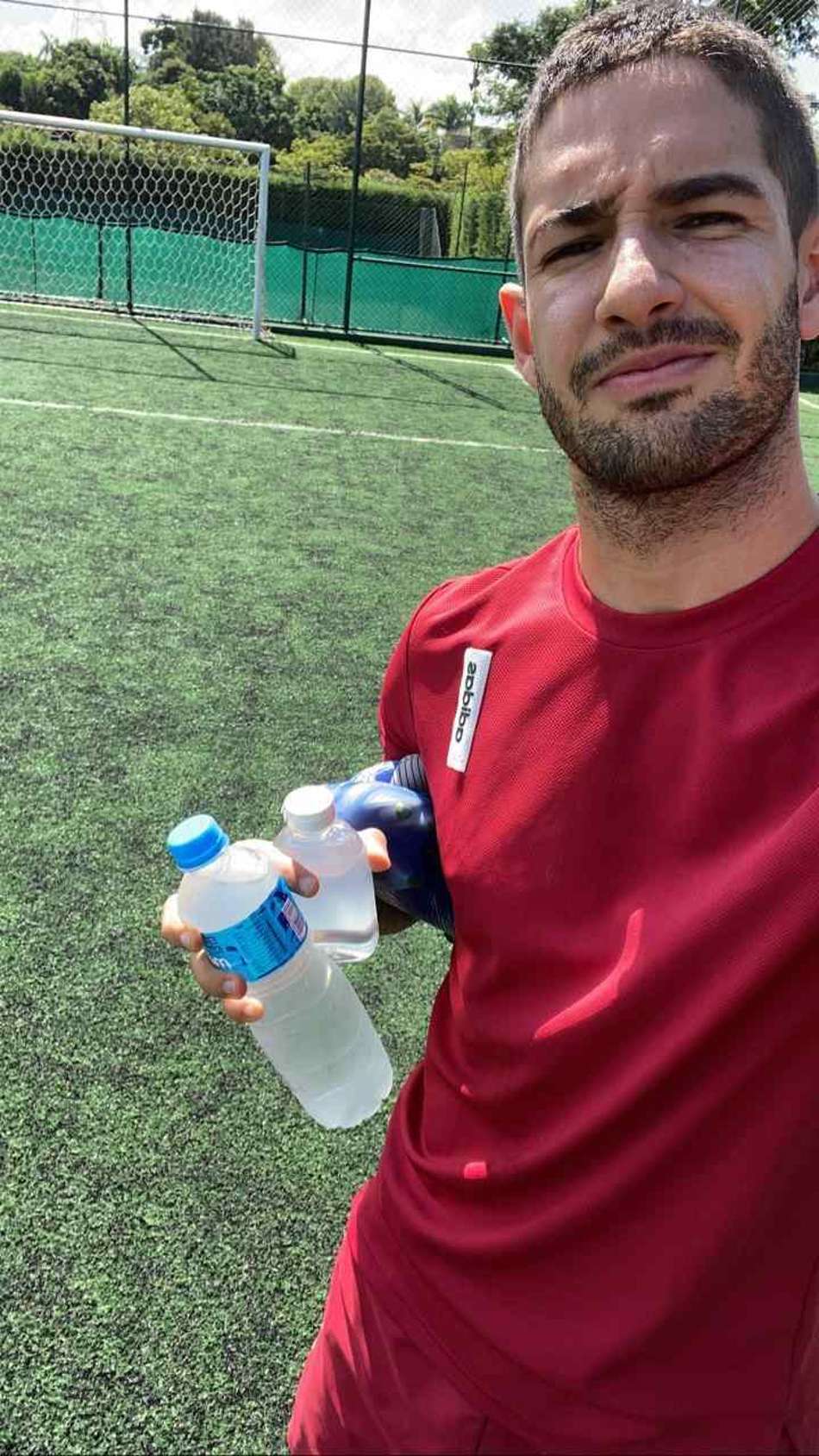 Pato transmite treino, canta, dá dicas de prevenção e promete ficar careca