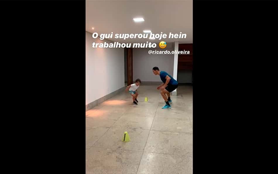 Que fofura! Filho pequeno de Ricardo Oliveira entra na rotina de treinos com o atacante