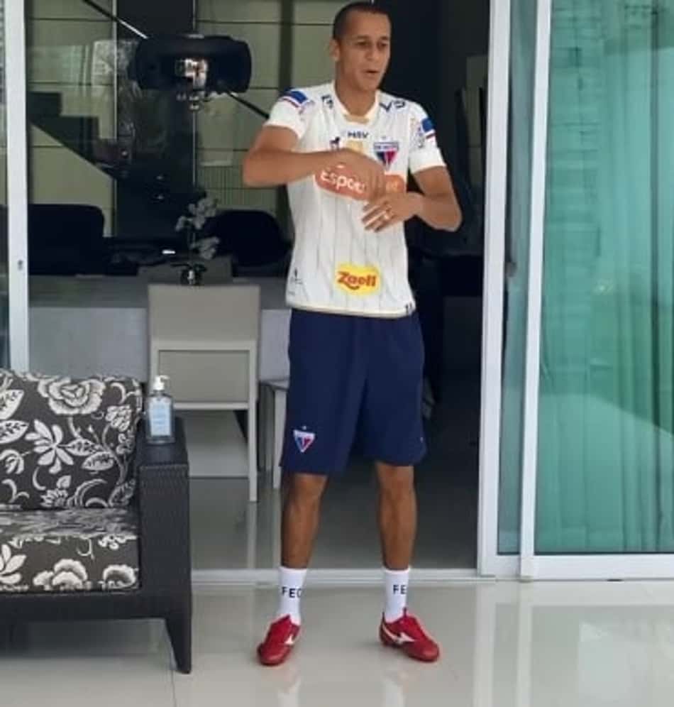 Volante Derley do Fortaleza faz postagem na rede social e viraliza