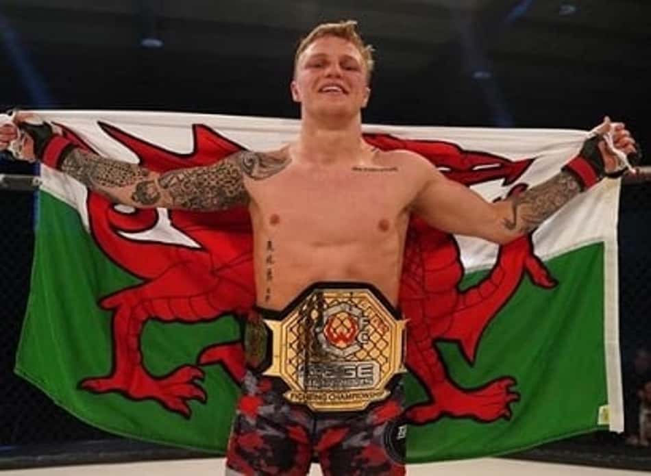 Evento de MMA 'ignora' coronavírus e tem show de nocautes na Inglaterra