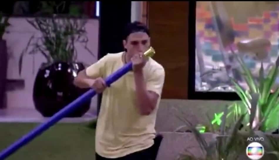 Prior 'ganha' narração de Galvão e imitação de Amigão após vitória em prova no BBB