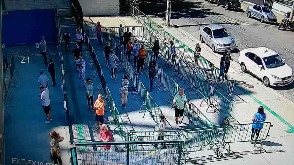 Idosos tomam vacinas no Allianz Parque e respeitam distância na fila