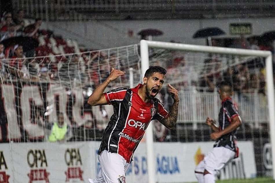 Artilheiro do Joinville, Luquinhas segue instruções do clube para manter forma física em casa