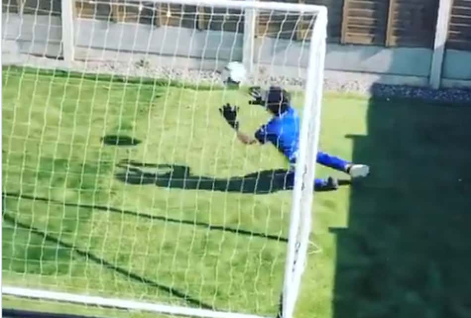 Confinado, jovem inglês usa muro para treino de goleiro, e vídeo viraliza