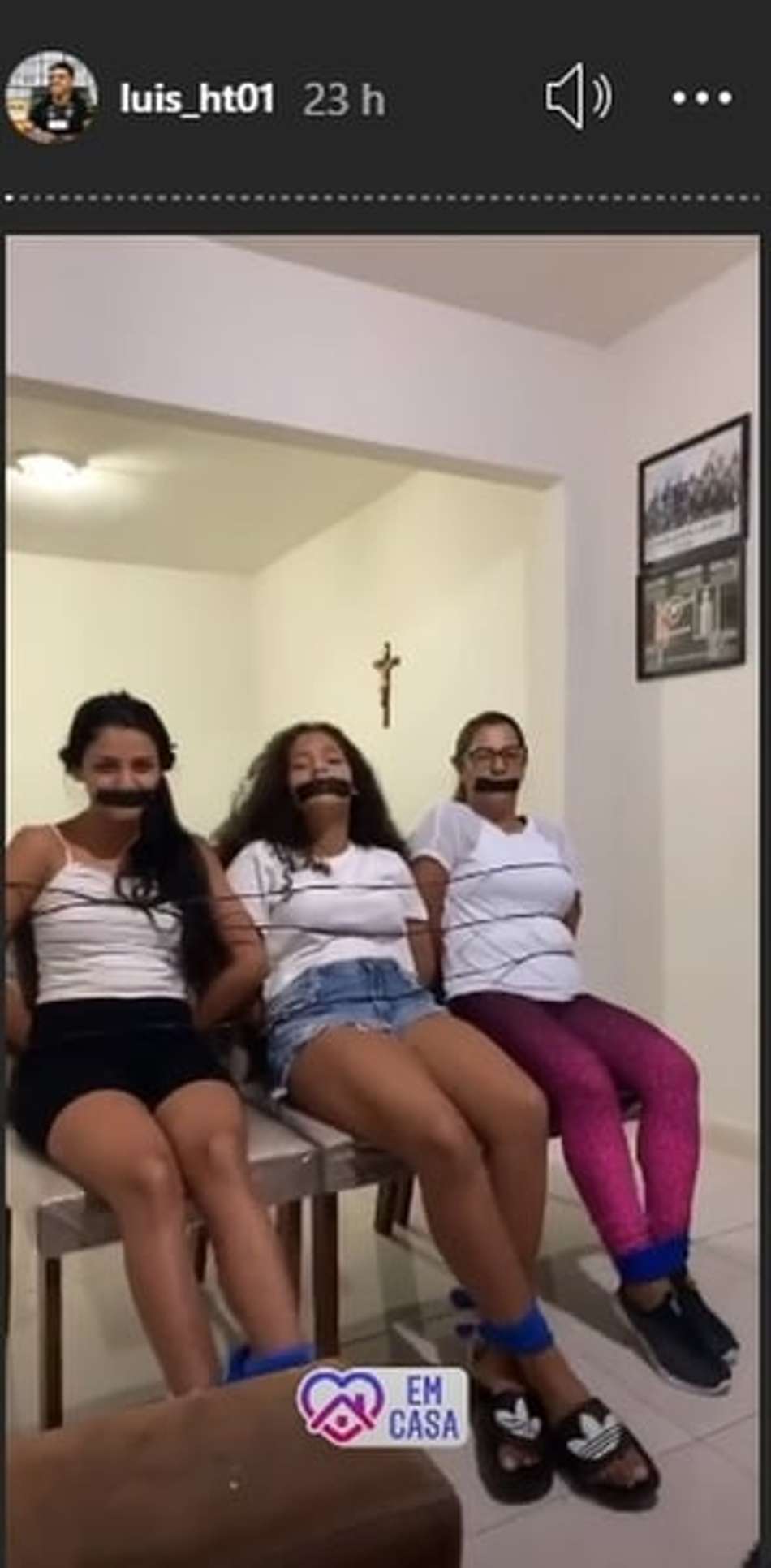 Atacante do Botafogo posta vídeo com mulheres amordaçadas em quarentena: 'Só assim'