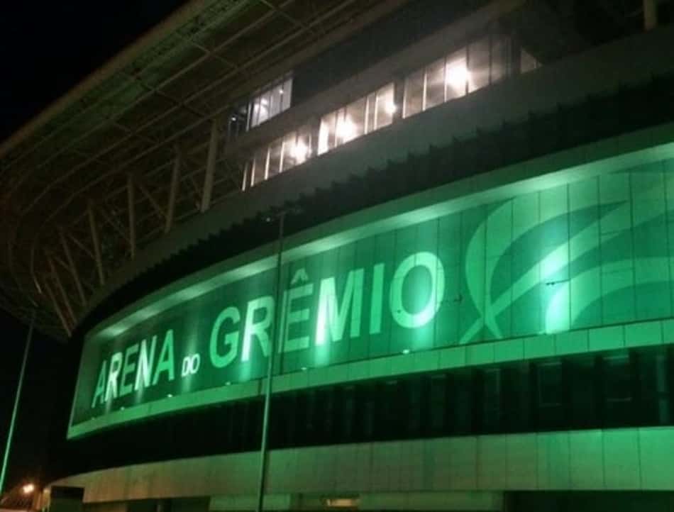 COVID-19: Arena do Grêmio fica verde em homenagem aos profissionais da saúde