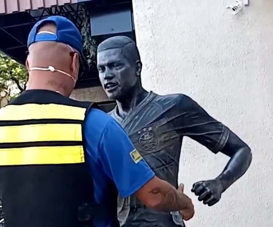 Tempos de pandemia: estátua de Pedro Rocha é higienizada em Porto Alegre