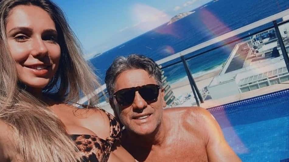 Ao lado de Renato, Carol Portaluppi curte piscina em quarentena