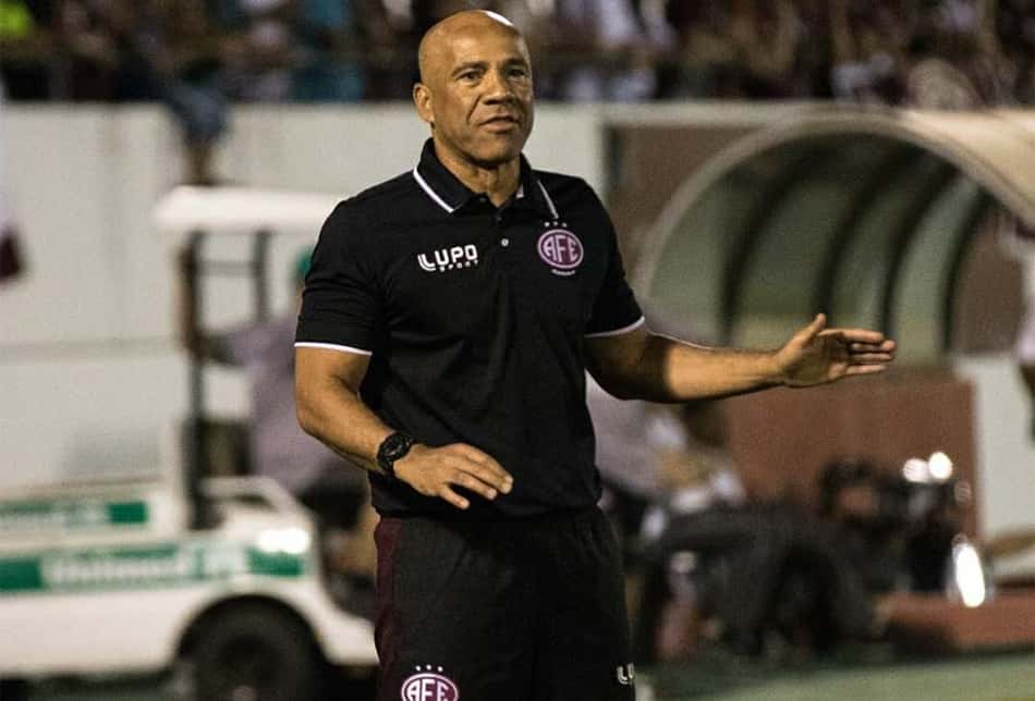 Por 'planejamento financeiro', Ferroviária anuncia demissão de Sérgio Soares e auxiliar