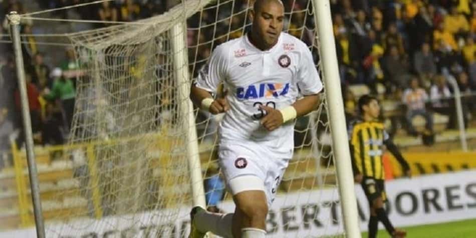 Adriano Imperador fazia seu último gol como profissional há exatos seis anos pelo Athletico-PR