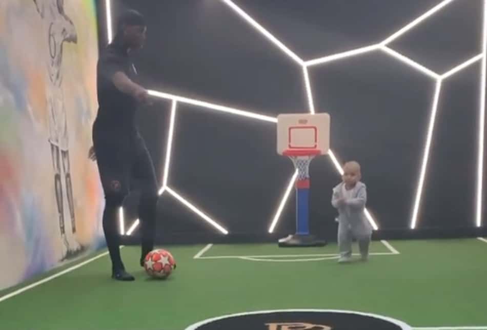 Pogba aceita desafio de Ibra, faz cesta 'de letra' e impressiona nas redes