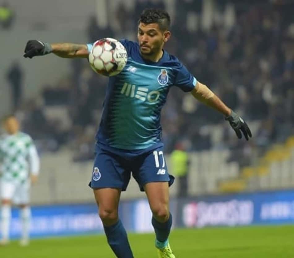 Tecatito Corona pede considerável aumento para seguir no Porto