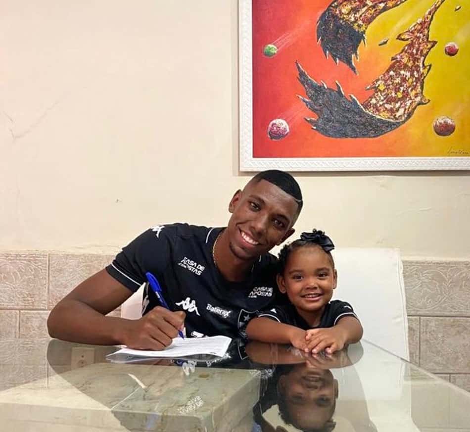 Botafogo renova contrato com zagueiro Kanu até o fim de 2022
