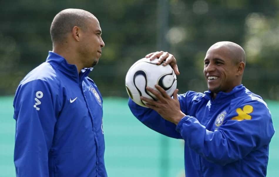 Roberto Carlos diz que se colocava no ataque com Ronaldo no videogame: 'Todo mundo fala isso pra mim'
