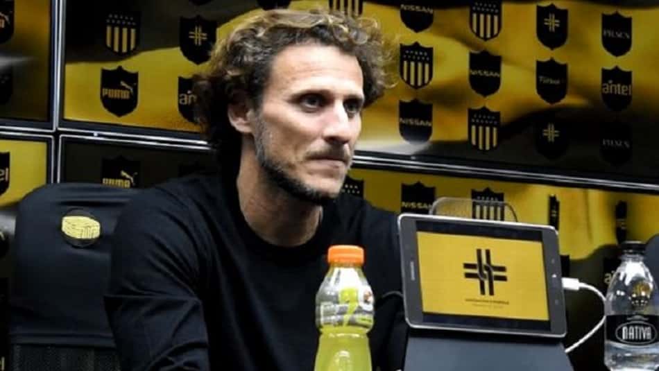 Diego Forlán detona dirigentes de ex-clube e cita até o Palmeiras