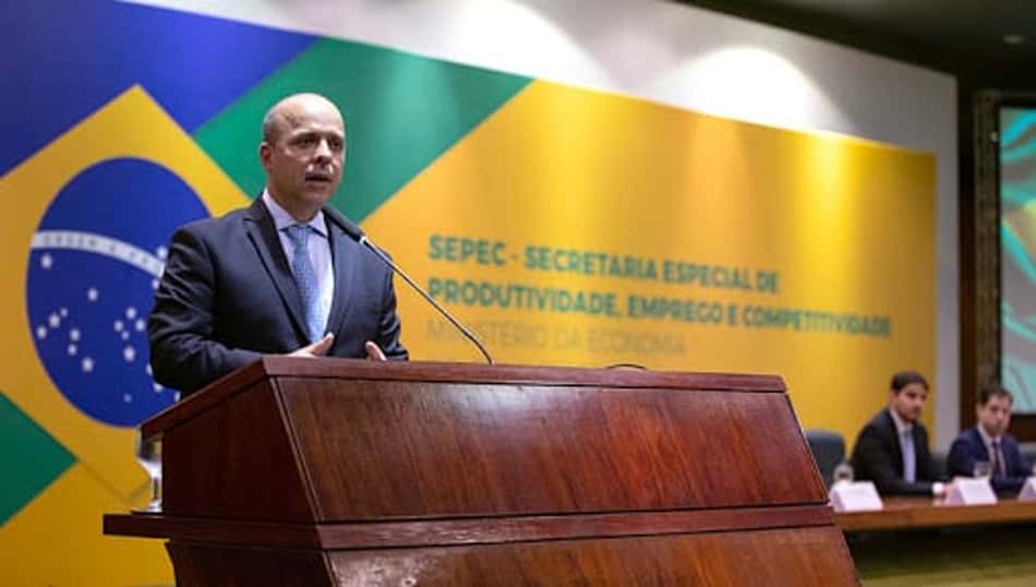 Governo conversa com clubes e projeta volta do futebol 'em breve'