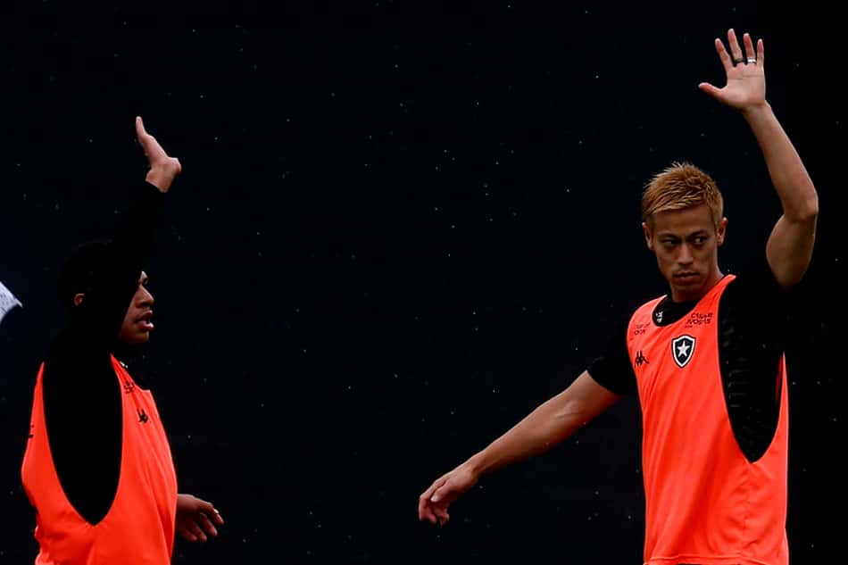 Luís Henrique, do Botafogo, elogia Keisuke Honda: 'Ele é diferente'