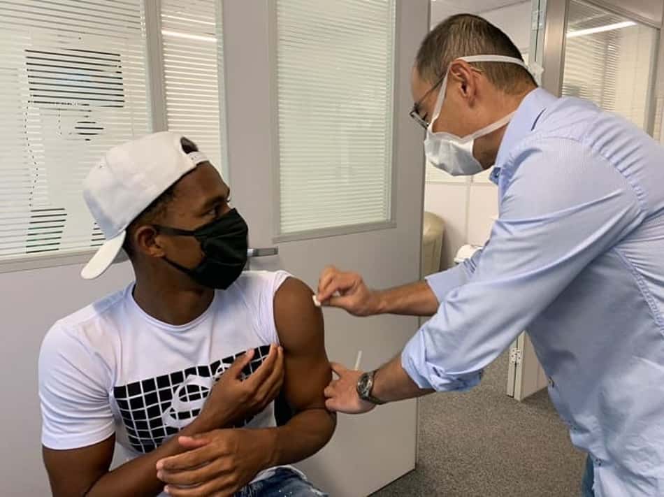 Antes de voltarem aos 'treinos virtuais', jogadores do Coritiba são vacinados contra a H1N1