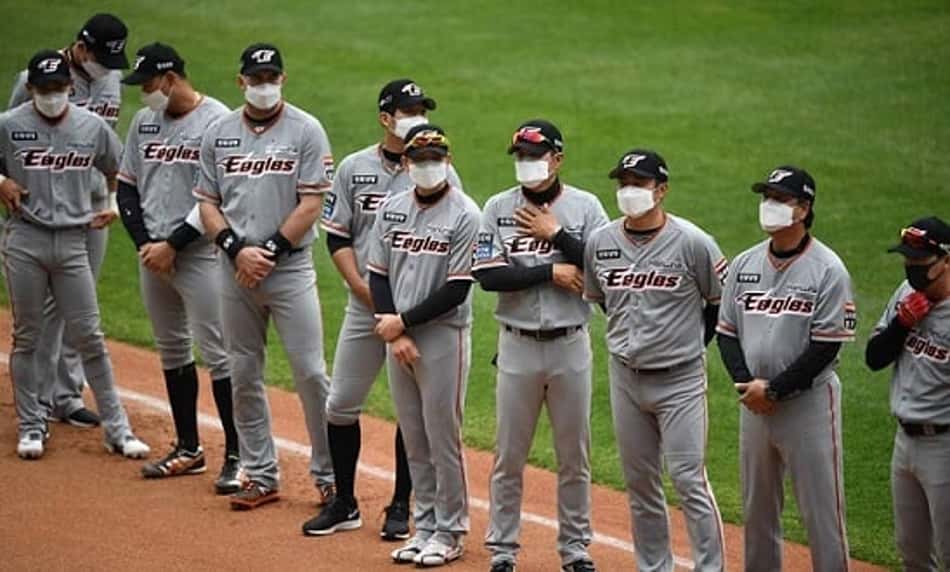 Jogadores do Hanwha Eagles entraram em campo de máscara Foto: JUNG YEON-JE / AFP