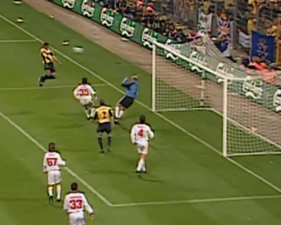 UEFA revive defesa histórica de Taffarel contra Henry; Assista