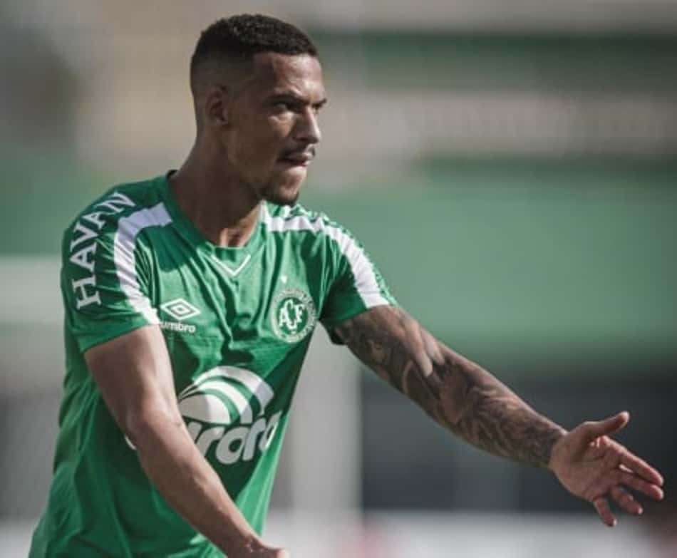 Cria da base, zagueiro Hiago valoriza invencibilidade na Chape