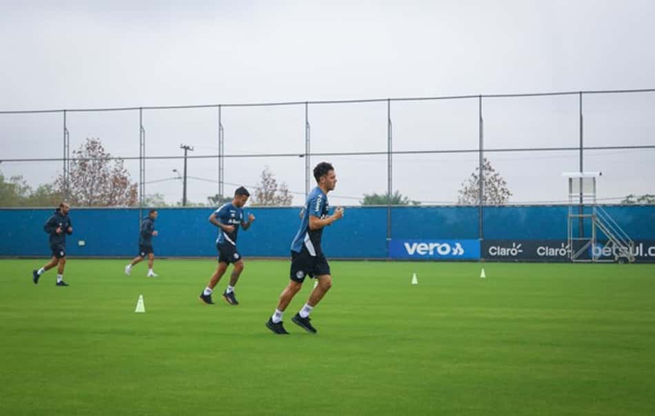 Grêmio e Internacional retomam treinos presenciais alegando adequação a decreto