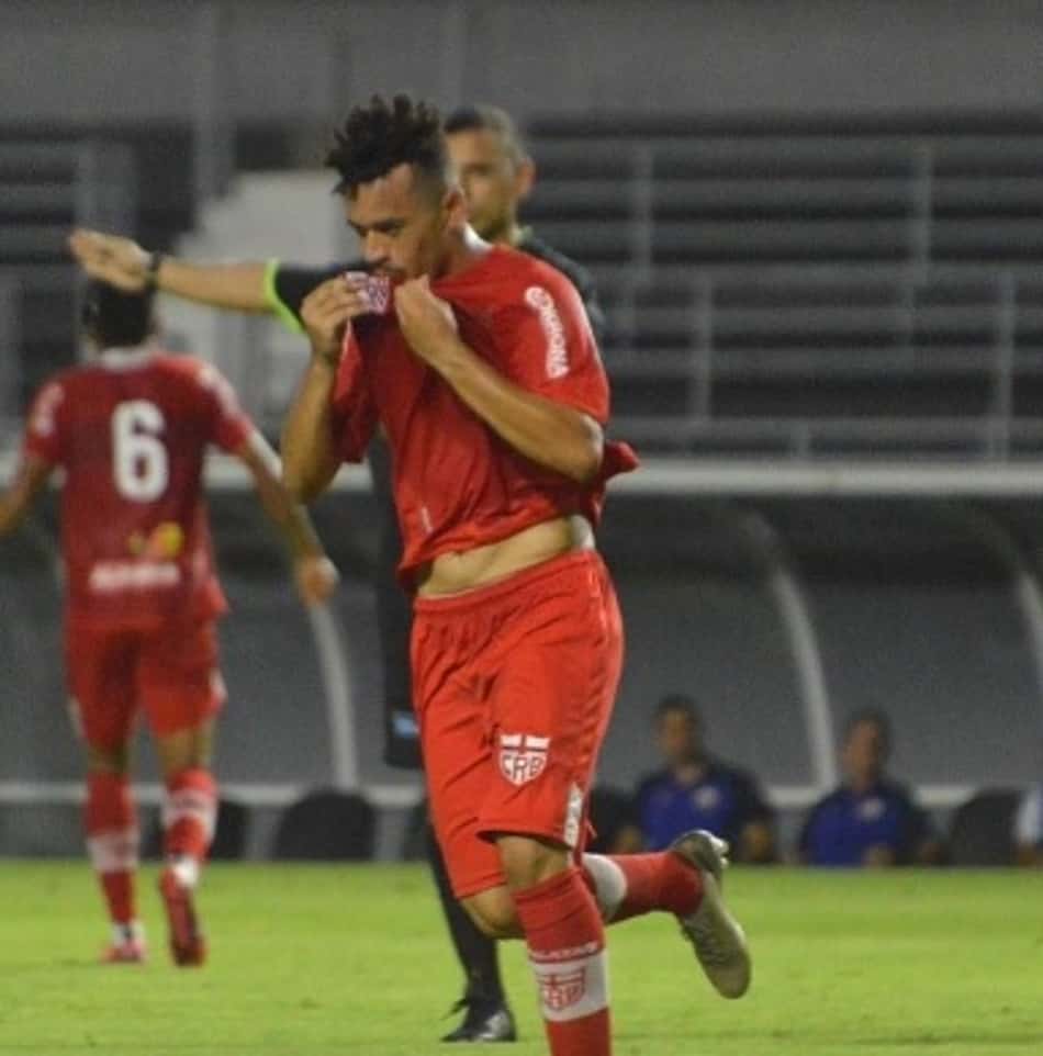 Jogador do CRB avalia decisão da FIFA para cinco substituições na volta das competições