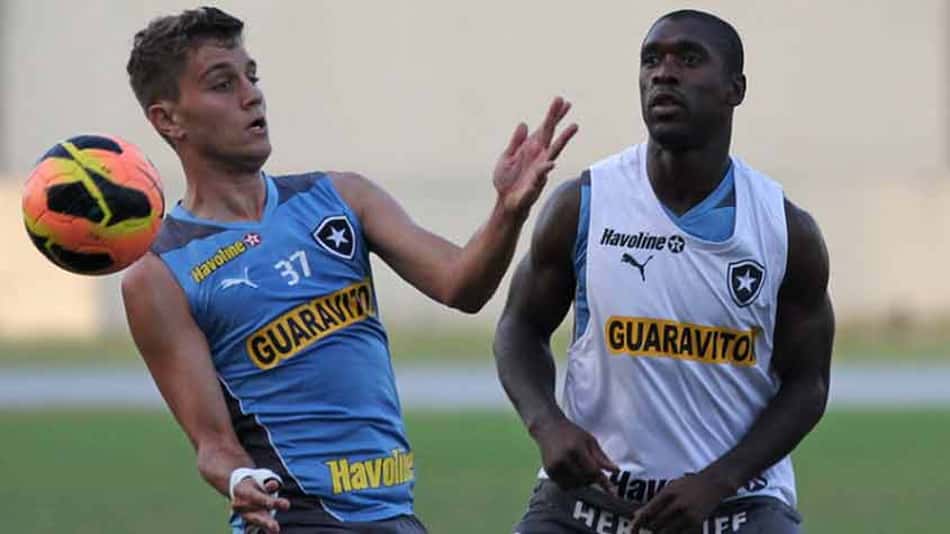 Octávio revela conselhos de Seedorf nos tempos de Botafogo: 'Levo para a vida toda'