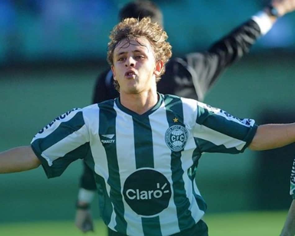 Coritiba relembra estreia de Rafinha no time profissional