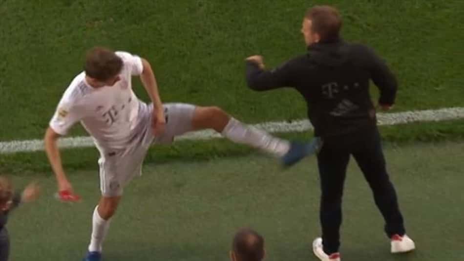 Após ser substituído, Müller usa o pé para cumprimentar treinador