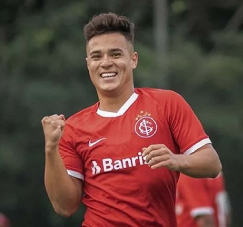 Joia da base do Inter renova contrato com multa milionária