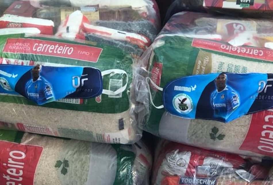 Com máscaras personalizadas, Deyverson doa cestas básicas no RJ