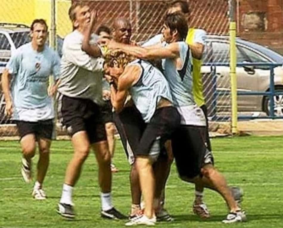 Brasileiro conta bastidores da briga com Diego Forlán